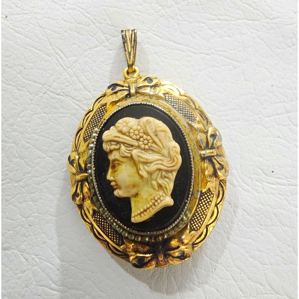 Gold Tone Oval Cameo Shell Photo Locket Pendant Cream/Black Portrait